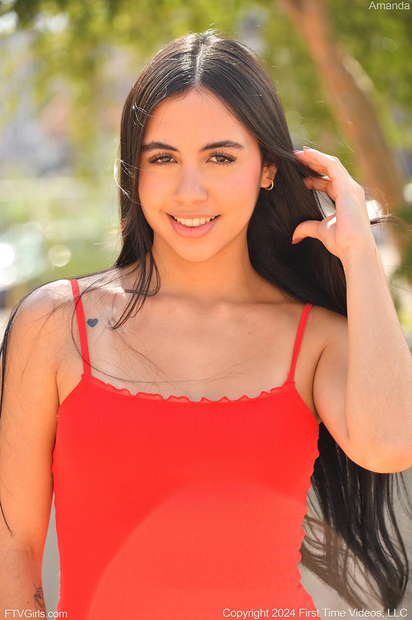 Amanda Morena de 21 anos de vestido vermelho sem calcinha2